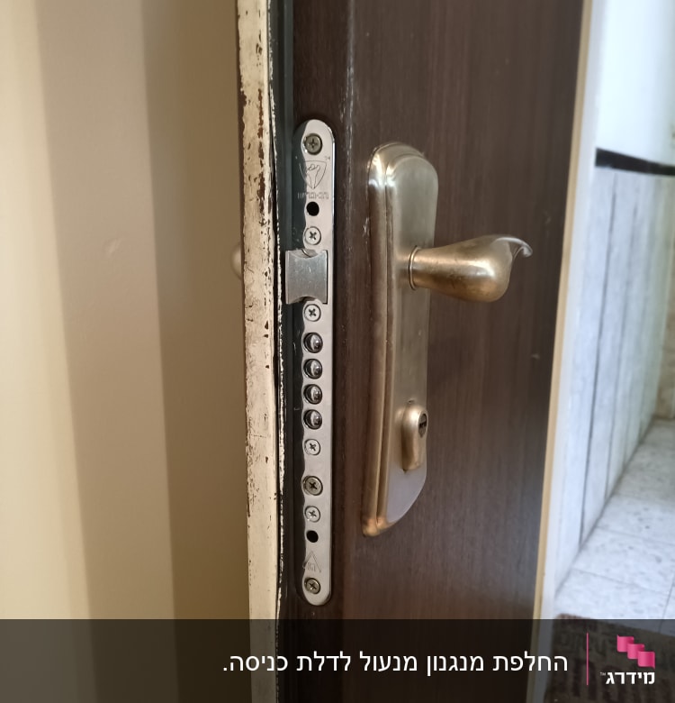מנעול דלת מתכת עם ידית כסופה